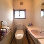 【トイレ（1階）】 水回り部分の様子です。ハウスクリーニング済み。室内も水回りも丁寧にお使いです。