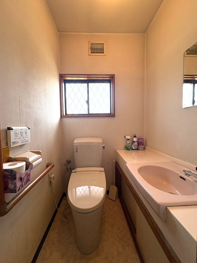 【トイレ（1階）】 水回り部分の様子です。ハウスクリーニング済み。室内も水回りも丁寧にお使いです。