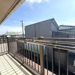 【バルコニー】 日当たりのいいバルコニー。洗濯物もしっかりと乾きそうです。