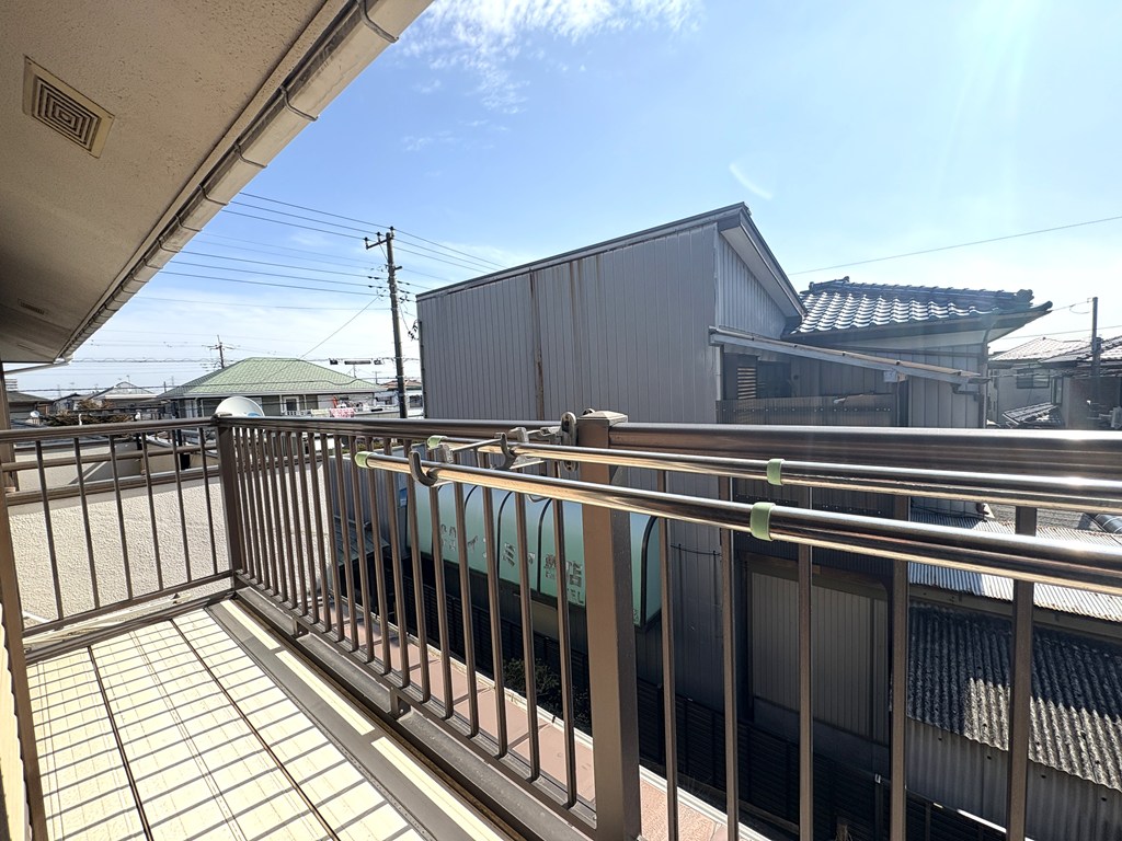 【バルコニー】 日当たりのいいバルコニー。洗濯物もしっかりと乾きそうです。