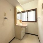 【洗面化粧台（1階）】 水回り部分の様子です。ハウスクリーニング済み。室内も水回りも丁寧にお使いです。