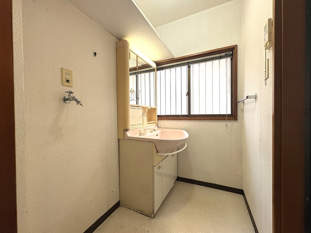 【洗面化粧台（1階）】 水回り部分の様子です。ハウスクリーニング済み。室内も水回りも丁寧にお使いです。