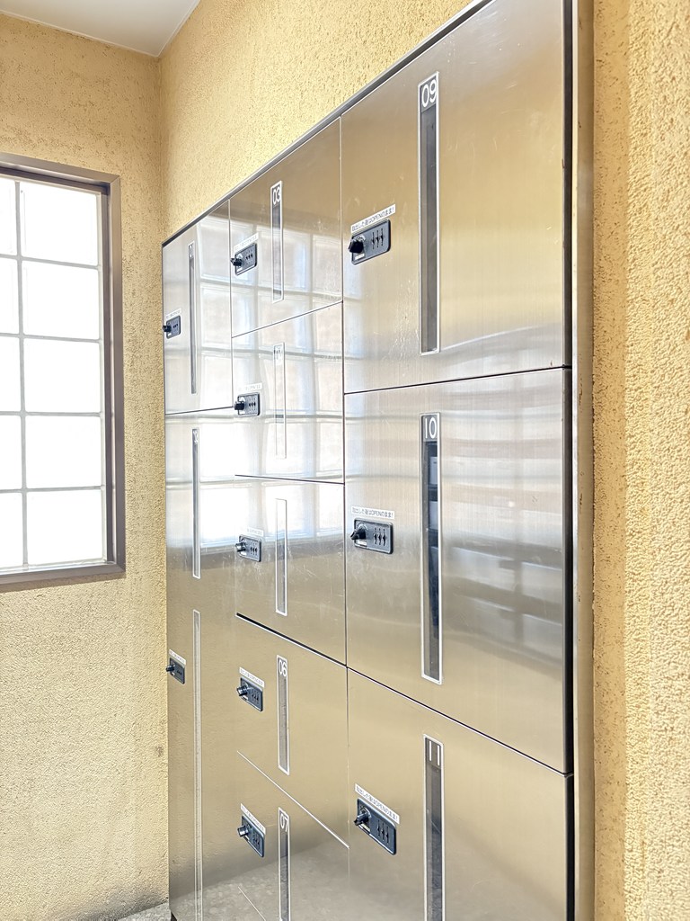 【宅配ボックス】 宅配ボックス完備。不在時にも荷物の受け取りができるので便利です。