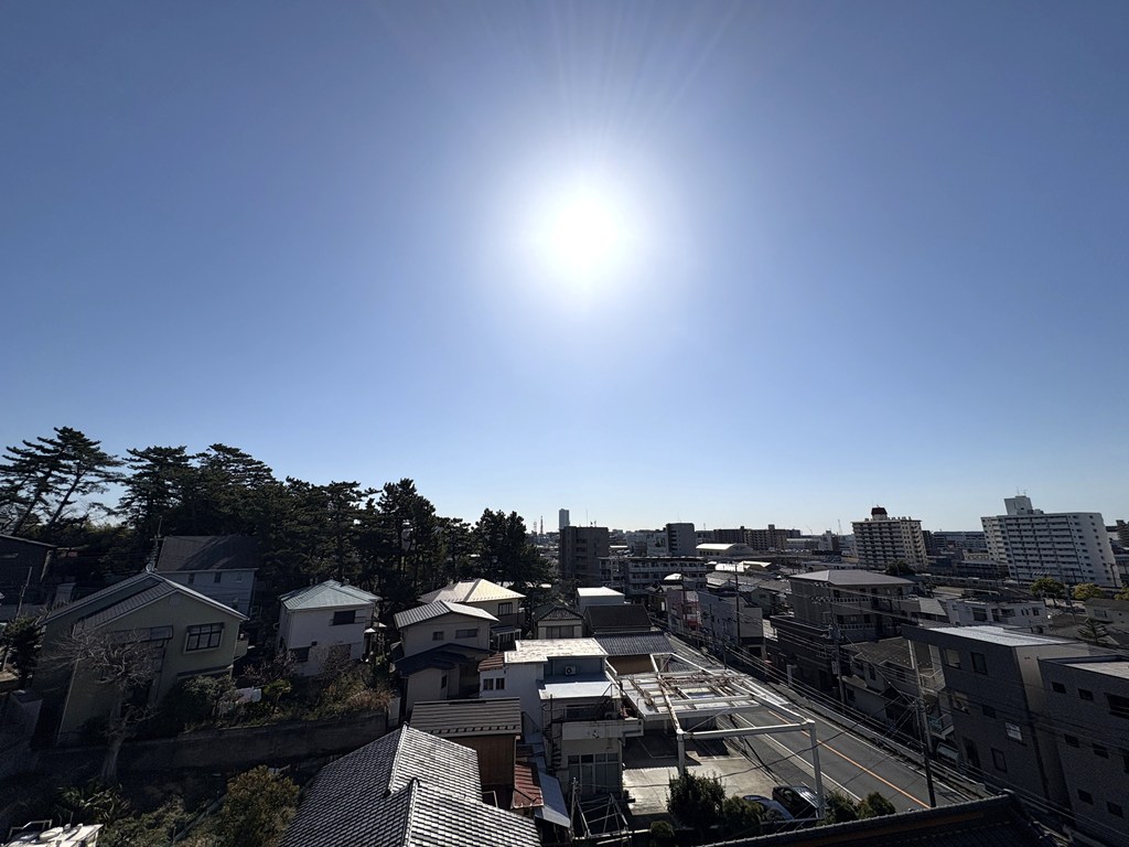 【眺望】 バルコニーからの眺望。開放感があります。現地でご覧ください。お問い合わせをお待ちしております。