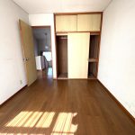 【洋室（2階）】 2階には洋室2部屋、和室2部屋があります。収納がついています。居室の収納とは別に納戸が3カ所あります。たっぷりの収納力です。