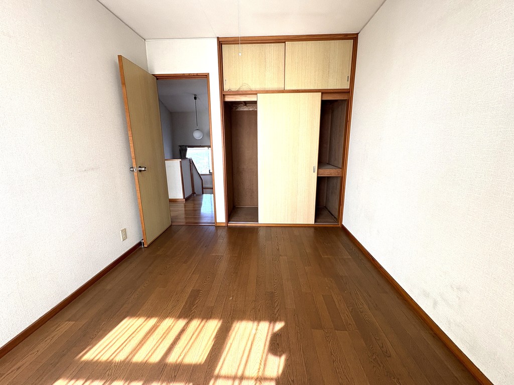 【洋室（2階）】 2階には洋室2部屋、和室2部屋があります。収納がついています。居室の収納とは別に納戸が3カ所あります。たっぷりの収納力です。