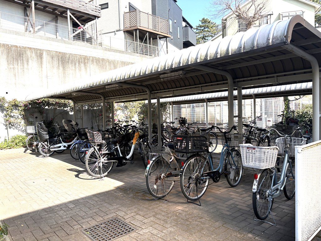 【駐輪場】 駐輪場の様子です。月額　100円。空き状況は随時ご確認ください。