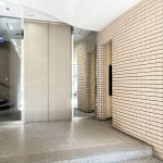 【エントランス】 落ち着いた印象のエントランス。オートロックシステム完備でセキュリティ面も安心です。