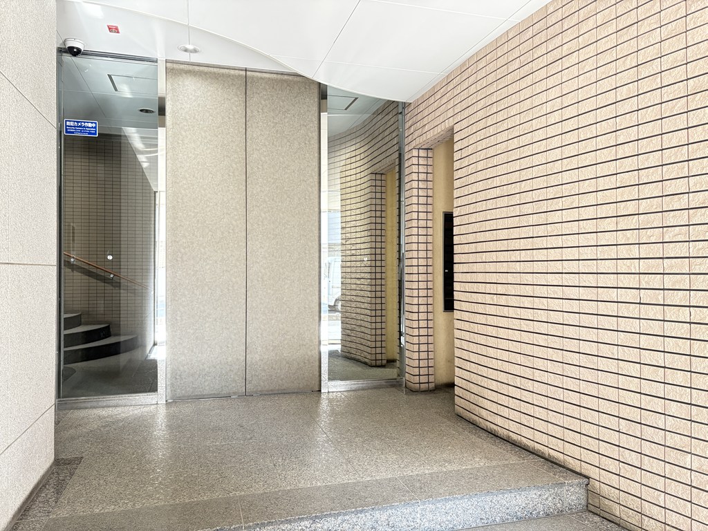 【エントランス】 落ち着いた印象のエントランス。オートロックシステム完備でセキュリティ面も安心です。