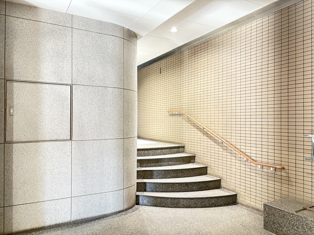 【エントランスホール】 明るいエントランスホールの様子です。