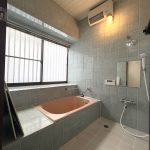 【浴室】 水回り部分の様子です。ハウスクリーニング済み。室内も水回りも丁寧にお使いです。