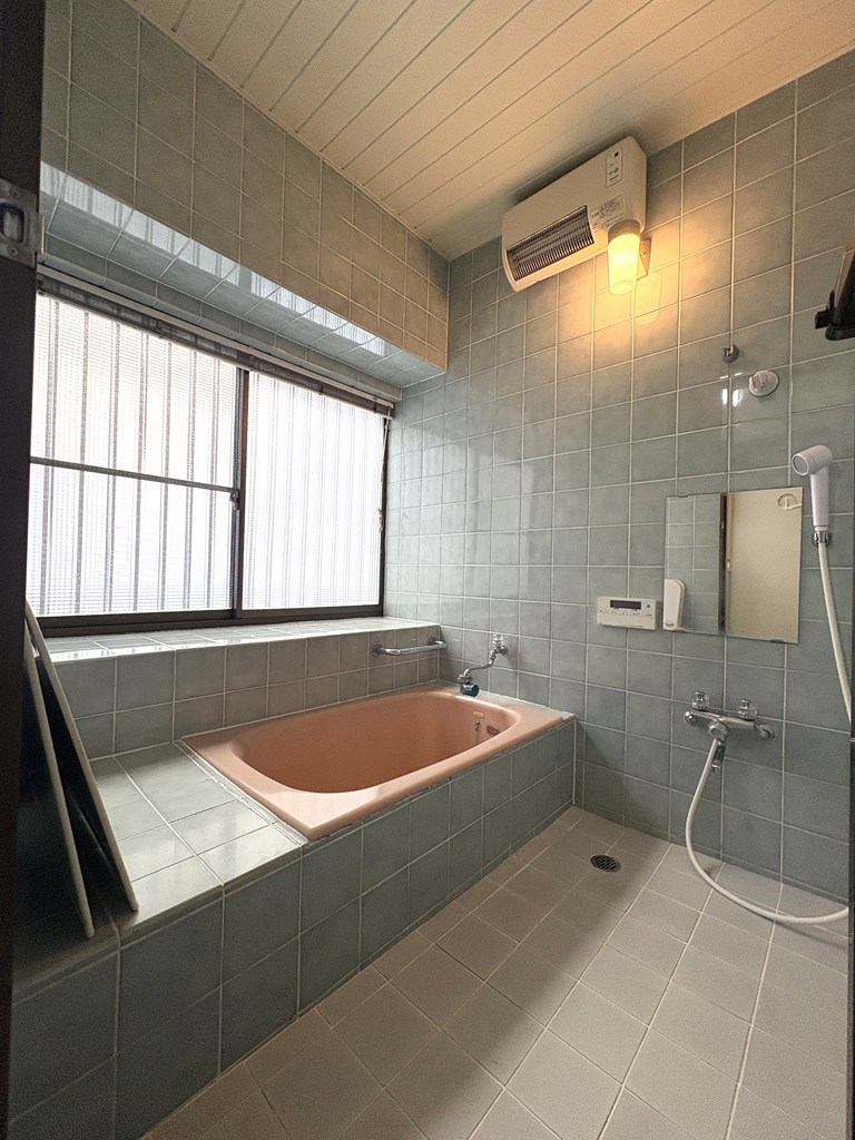 【浴室】 水回り部分の様子です。ハウスクリーニング済み。室内も水回りも丁寧にお使いです。