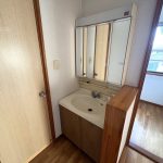 【洗面化粧台（2階）】 水回り部分の様子です。ハウスクリーニング済み。室内も水回りも丁寧にお使いです。