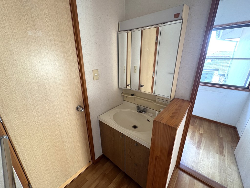 【洗面化粧台（2階）】 水回り部分の様子です。ハウスクリーニング済み。室内も水回りも丁寧にお使いです。