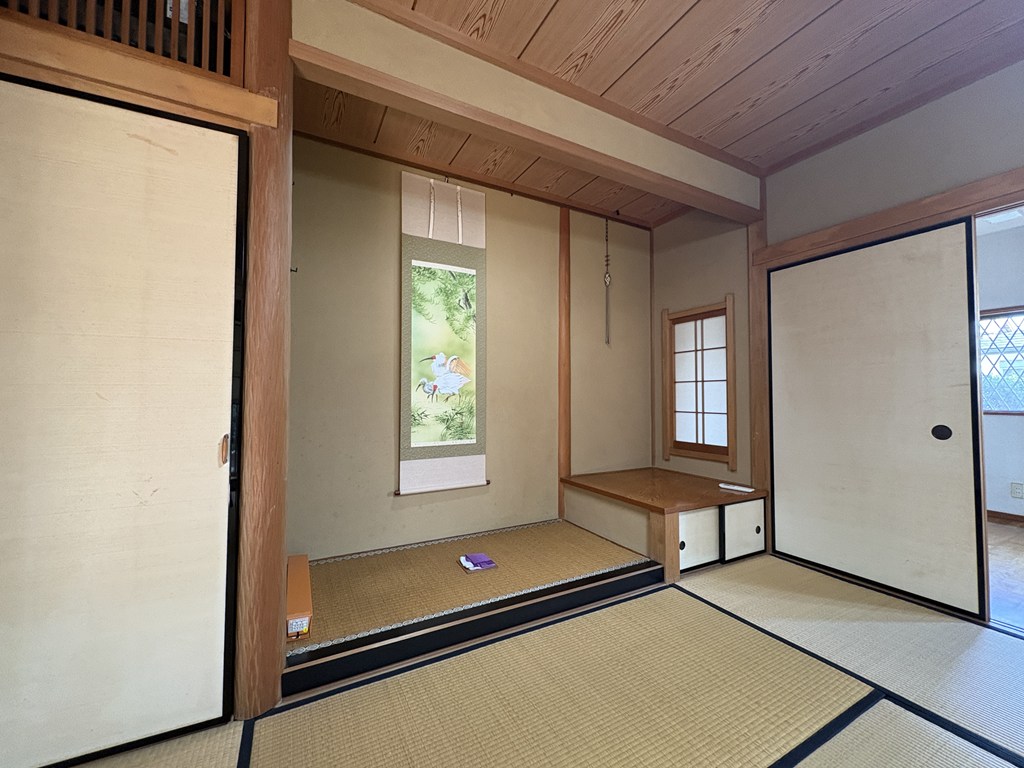 【和室8帖（床の間）】 純和風の内装。床の間の横に床脇・書院窓も設けられています。