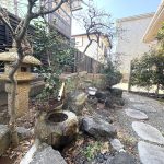 【庭】 和風庭園の様子。時間がゆっくりと流れているような心地よさを感じていただけます。石灯篭・飛び石を配置。四季折々の植栽も美しく手入れされています。季節ごとに楽しめる演出がされています。