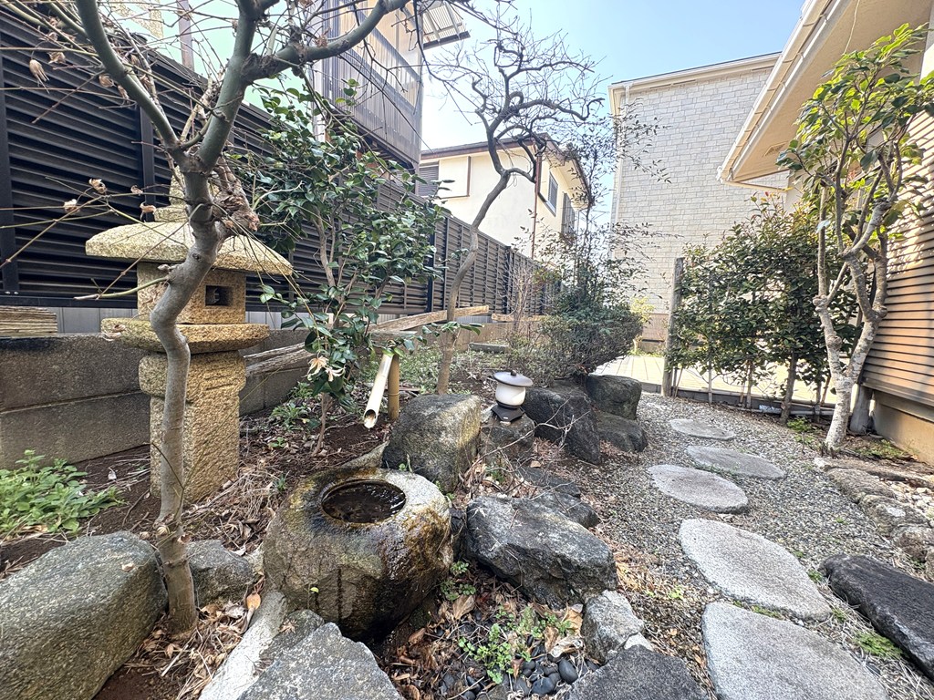 【庭】 和風庭園の様子。時間がゆっくりと流れているような心地よさを感じていただけます。石灯篭・飛び石を配置。四季折々の植栽も美しく手入れされています。季節ごとに楽しめる演出がされています。