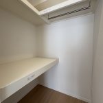 【ウォークインクローゼット】 ウォークインクローゼットの様子です。奥行のある棚板を設けてフトンクローゼットとしてもお使いいただけるようにしています。
