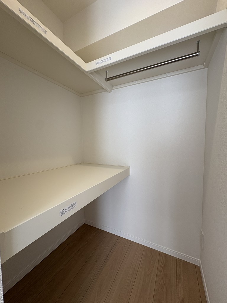 【ウォークインクローゼット】 ウォークインクローゼットの様子です。奥行のある棚板を設けてフトンクローゼットとしてもお使いいただけるようにしています。